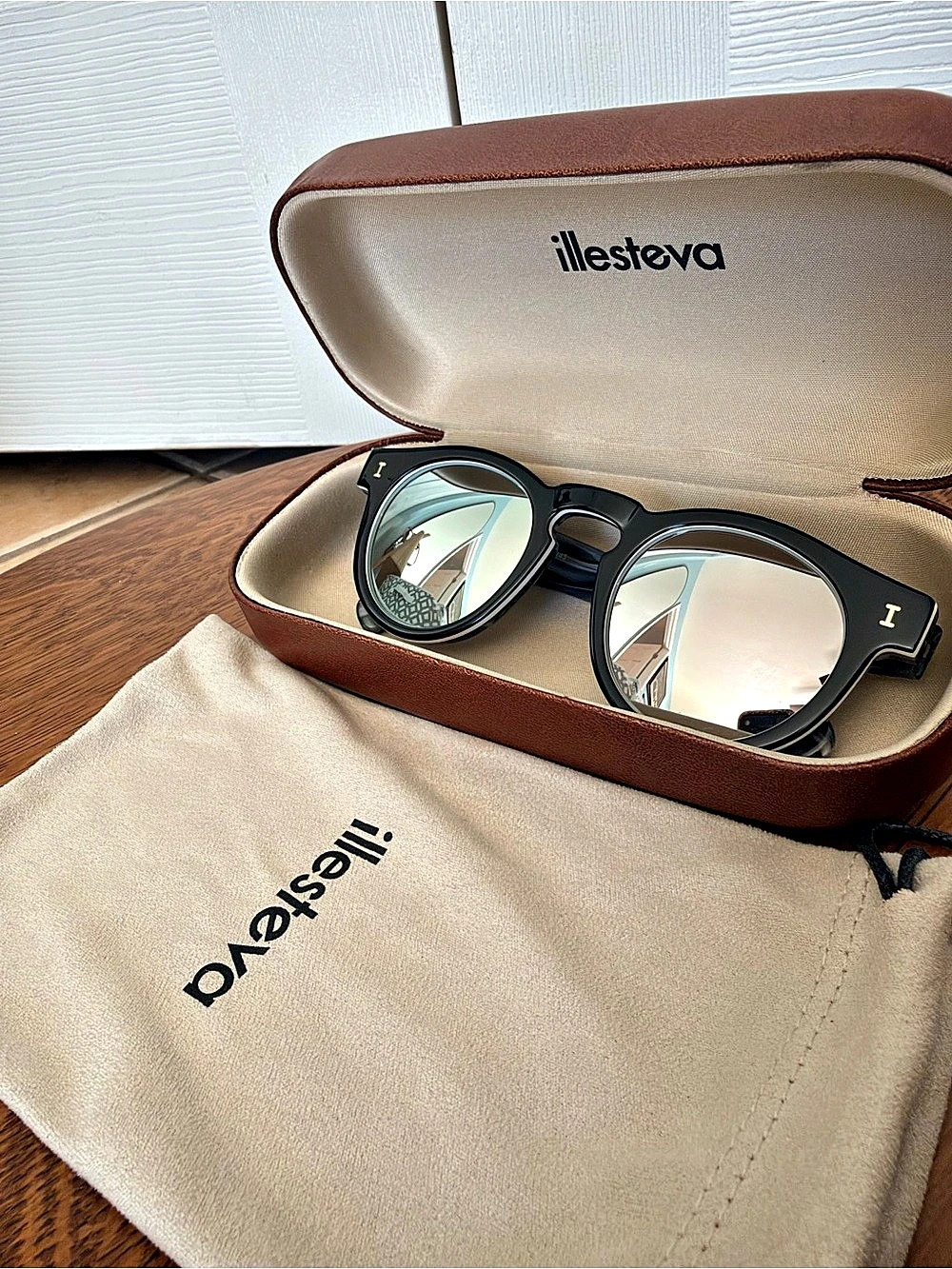 Ilesteva Black Round Mirrored Sunglasses Like New